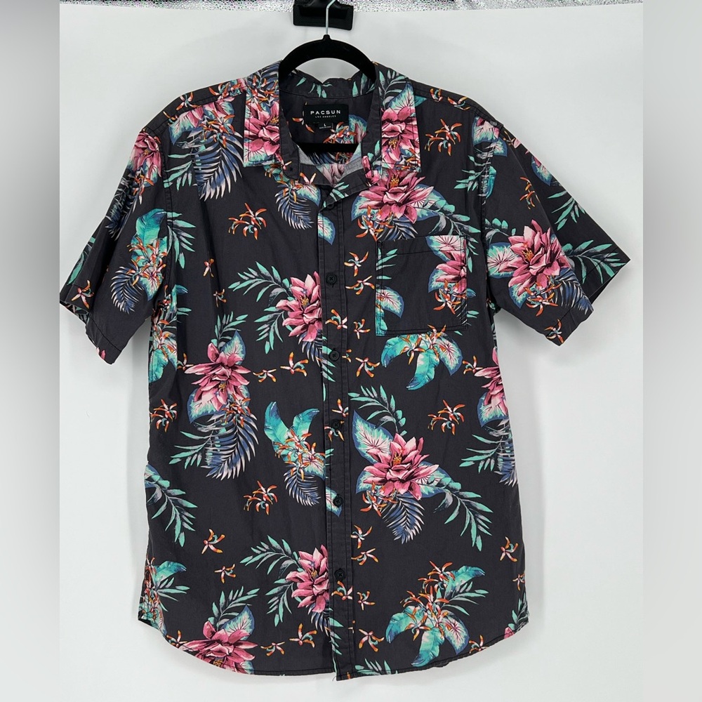 PacSun men's dark gray floral short-sleeve button-up shirt‎ with a chest pocket.